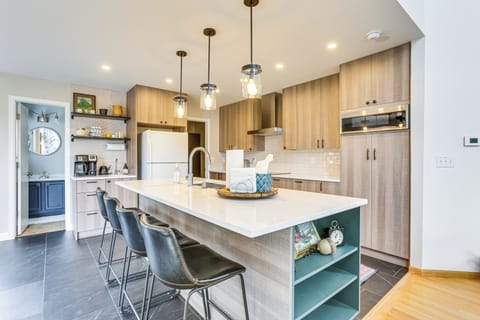 Kitchen | Main Level | Dual Single-Serve/Drip Coffee Maker | Dishwasher