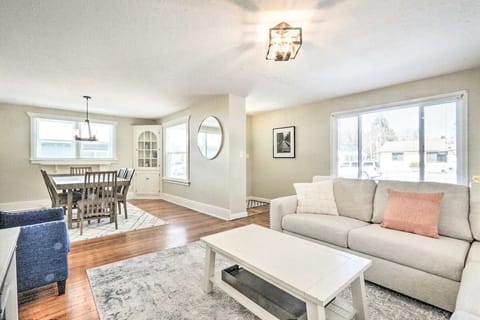 Spacious sectional sofa, open floorplan, beautiful dining room.