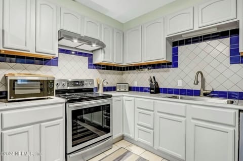 Fully equipped kichen.