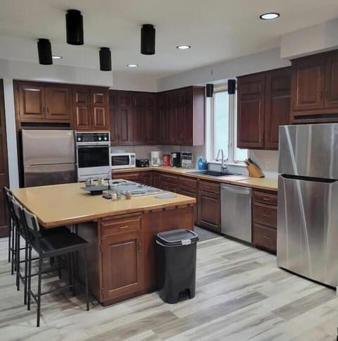 4 Stools, Electric Stove, Double Fridge/Ice Maker, Double Oven, Dishwasher +More