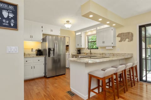 Cushioned seating at breakfast bar for 4.
