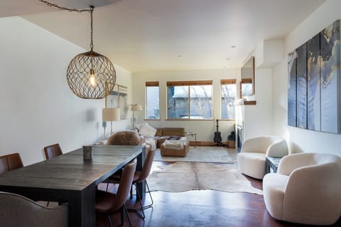 Mountain modern design, adjustable table, smart TV for your apps, ample seating