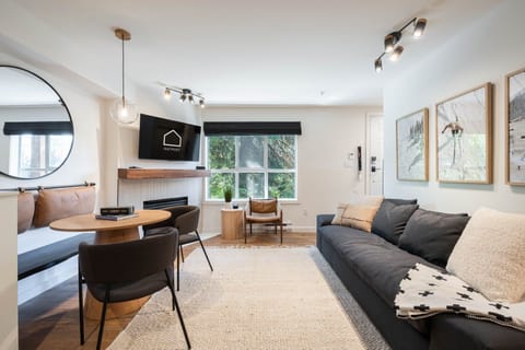 Living area: Queen pull-out