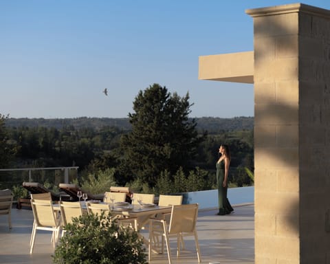 Featuring premium sun-beds, outdoor dinning spot with BBQ(charcoals)