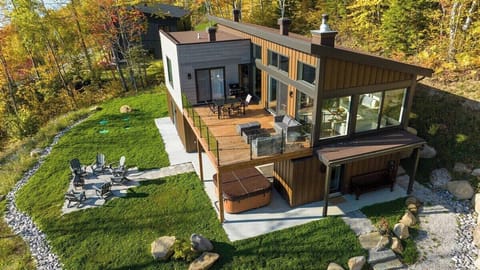 Chez Annie in all its glory: modern design meeting mountain beauty.