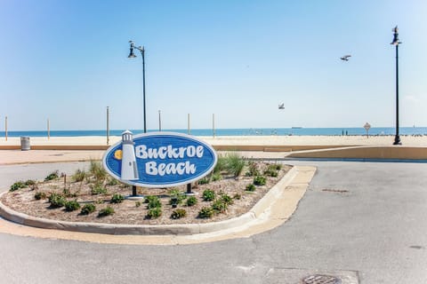 Just a quick 10-minute stroll to the sandy shores of Buckroe Beach – your seaside escape awaits!