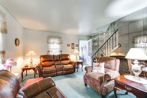 West Mifflin Vacation Rental | 2BR | 1BA | 850 Sq Ft | Step-Free Access