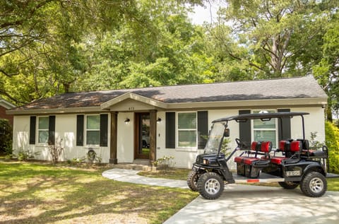 Clark Cottage - located in the golf cart district close to beaches and downtown!