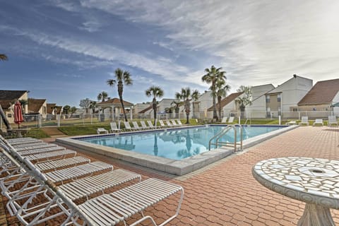 Horizon South Community Amenities | 3 Outdoor Pools | Spa | Basketball Court