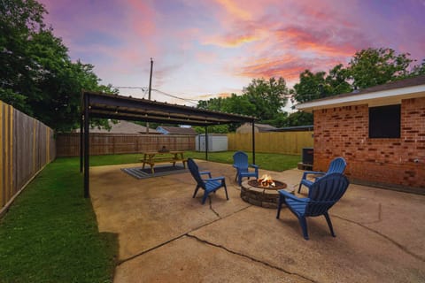 Outdoor Oasis: Gather around the fire pit for sunset chats and starlit memories in Seabrook!