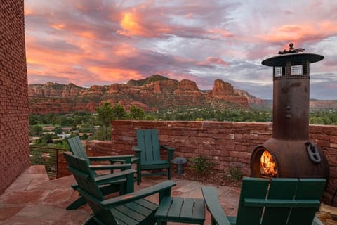 Ravens Rock Retreat: Clifftop Estate w/ 360 Views House in Village of Oak Creek