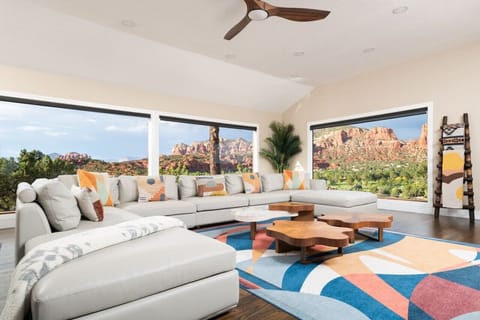 Ravens Rock Retreat: Clifftop Estate w/ 360 Views House in Village of Oak Creek