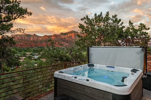 Ravens Rock Retreat: Clifftop Estate w/ 360 Views House in Village of Oak Creek