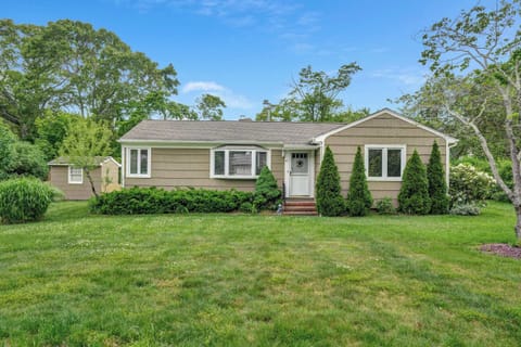 Ranch cottage with landscaped yard in Jamesport