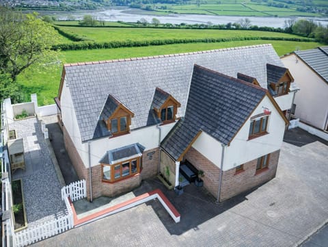 Highfield - 5 Bedroom Holiday Home - Pembroke Dock (19257)