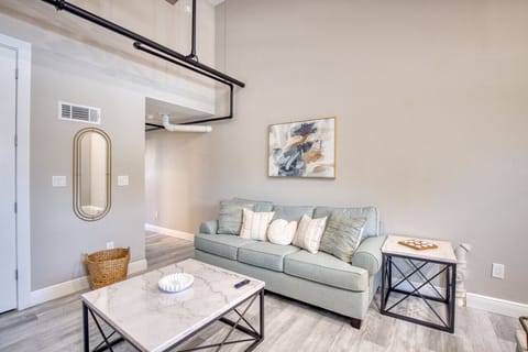 Spacious Living Room with Roku TV in downtown Biloxi, MS. Walking distance from Baseball Stadium and Casinos