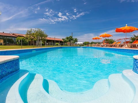 Water, Cloud, Sky, Plant, Swimming Pool, Blue, Tree, Outdoor Furniture, Sunlounger, Aqua