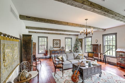 New Haven Vacation Rental | 4BR | 4BA | 6,000 Sq Ft | Stairs Required