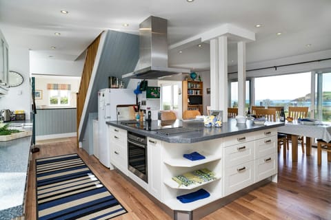 Living area, kitchen and dining table