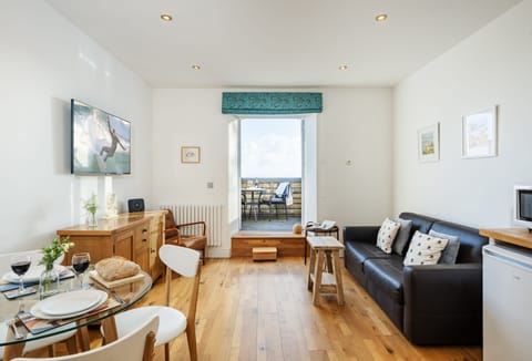 Welcome to 4 Fernhill, a gorgeous apartment inviting two guests to enjoy this picturesque location