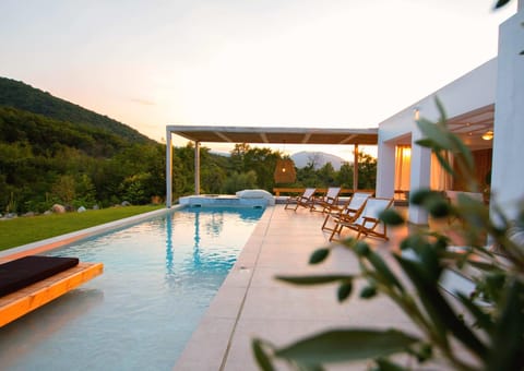 Private pool with serene forest backdrop
Enjoy exclusive access to a tranquil pool surrounded by lush greenery—perfect for peaceful swims and lounging in privacy.