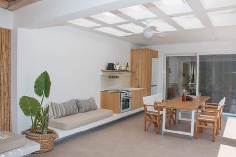 Fully equipped kitchen with skylight
Modern appliances, ample counter space, and natural light make cooking a pleasure in this home-style kitchen.