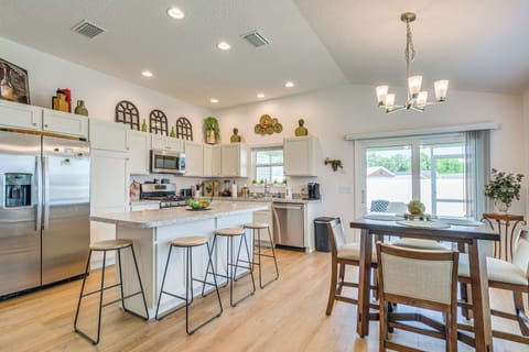 Dining Table | Dishware & Flatware