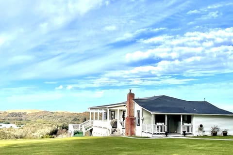 Welcome to the Cottage at Dune Lakes! ❤️Tucked away in the Oceano Dunes you will enjoy views 360 degrees from every vantage point.  Sit on the porches and sip local wine while overlooking 2-3 of the 5 private lakes and the Oceano Sand Dunes.  