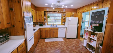 Full kitchen - Basic spices, coffee grounds, plenty of cooking utensils, plates 