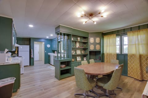 Dining Area | Dishware/Flatware Provided | Single-Story Home