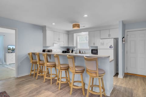 Enjoy casual dining and conversations at the kitchen counter.