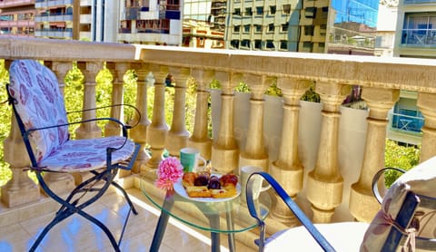 Cosy terrace overlooking the emblematic Rambla de Alicante, equipped with a table and two chairs. The perfect place to enjoy a coffee while soaking up the vibrant and authentic atmosphere of the city.