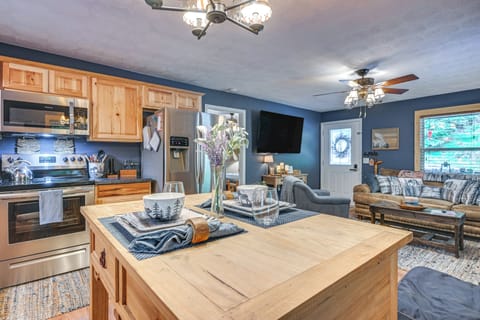 Dining Area | Dishware/Flatware Provided