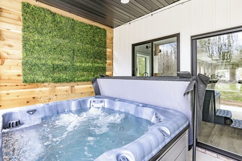 Indoor spa tub