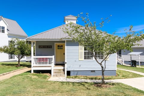 House # 47 Happily Ever After (No Pets) House in Weiss Lake