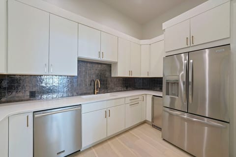 Le Maison Blanc - Miramar Beach - Kitchen