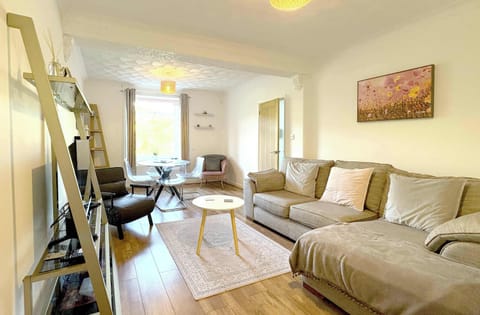 Living room with an additional single chair bed