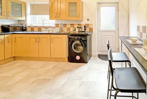 Kitchen with breakfast bar