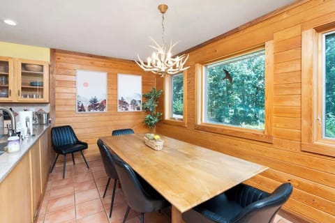 Main Level Kitchen - 5 chairs and long bench. Fits 10