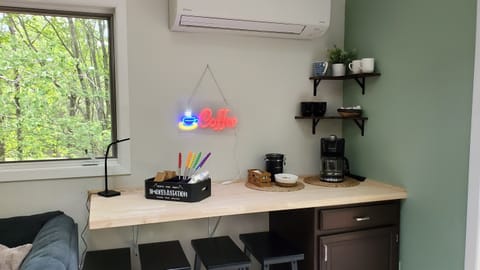 Start your day right at the coffee station! Equipped with a drip coffee machine, a French press, coffee and sweetener. It's your perfect morning pick-me-up!