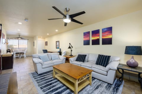 Livingroom with leather couches.