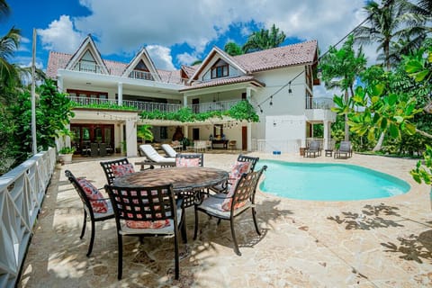 View of the pool and garden where you can enjoy and relax.