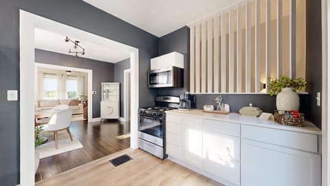 All new appliances in the kitchen, keurig, makes pot and kcup for coffee