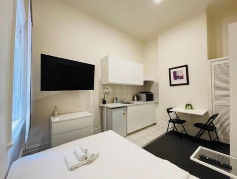 Queen Bed, Smart TV, Kitchen