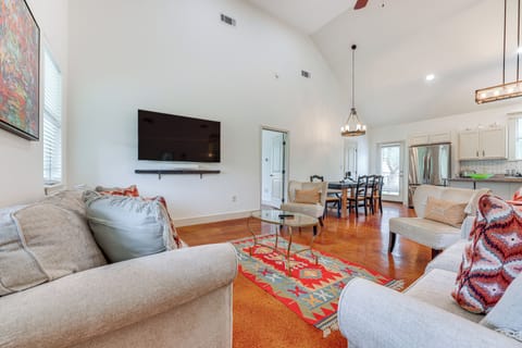 Living Room | Queen Sleeper Sofa | Free WiFi | Central A/C & Heat | Smart TV