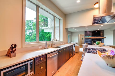 Kitchen | Refrigerator | Keurig/Drip Coffee Maker | 1st Floor