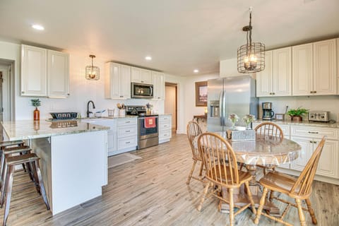 Squires Vacation Rental | 4BR | 1BA | 1,800 Sq Ft | 1 Small Step Required