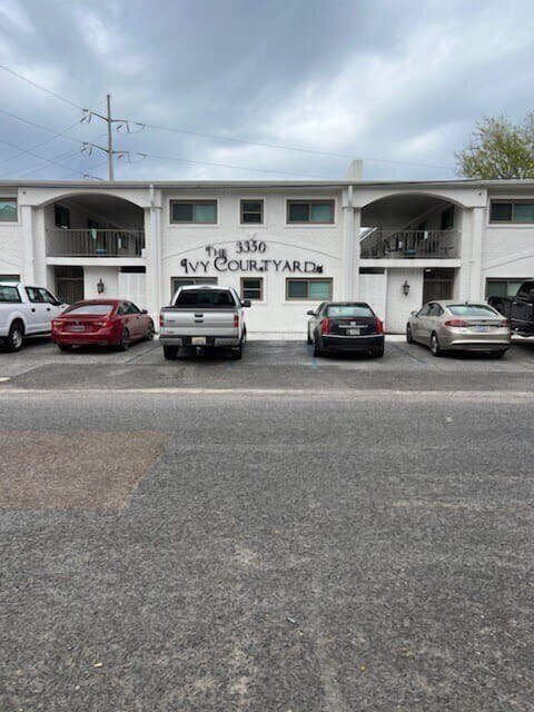 Our small quiet building is located close to LSU campus and Tiger Stadium