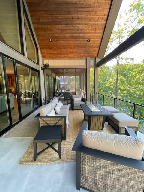 Upper deck with fire table