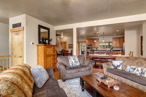 Vacation Rentals in Park City at Bear Hollow Village 5531: Living room with cozy fireplace